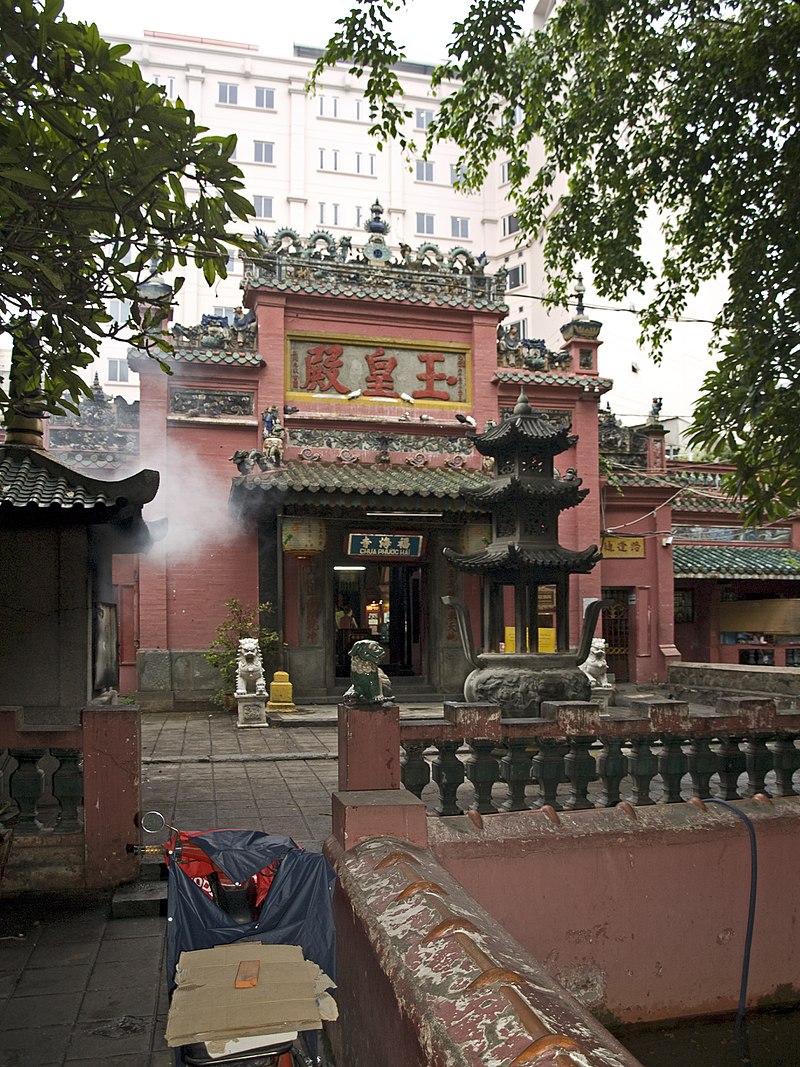 This image has an empty alt attribute; its file name is 800px-Jade_Emperor_Pagoda_Saigon.jpg